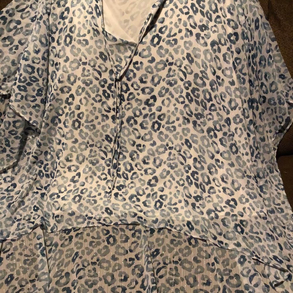 Stylish Cato blouse with a blue leopard print. Lightweight & flowy design.